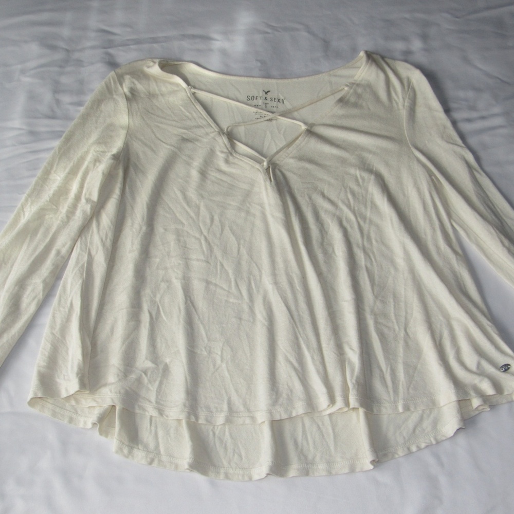 AE criss cross v-neck